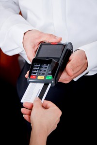 Bezahlen mit einer Kreditkarte im Restaurant